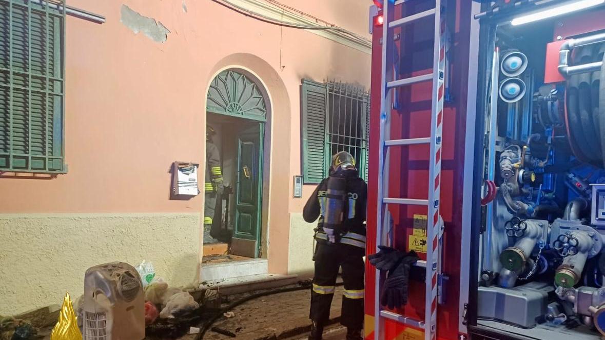 Pisa, paura nella notte in via Fiorentina per l’incendio in un affittacamere