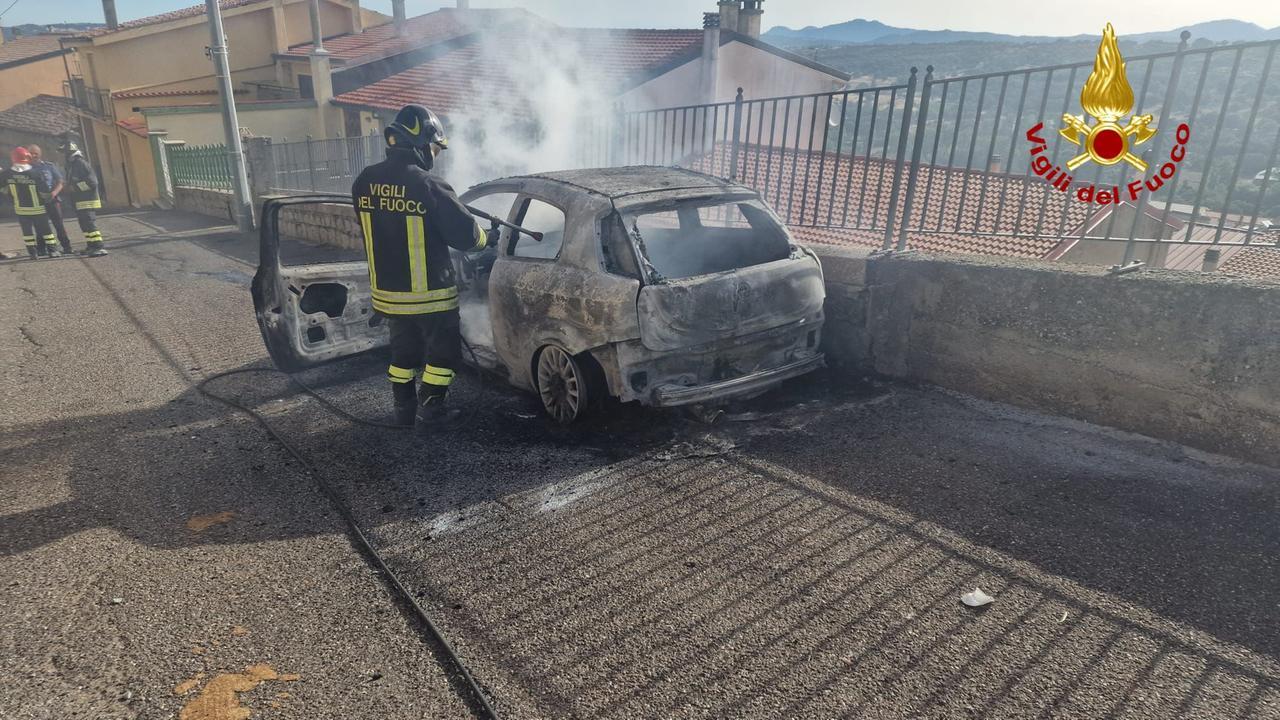 Auto a fuoco a Fonni e Siniscola: l’origine potrebbe essere dolosa