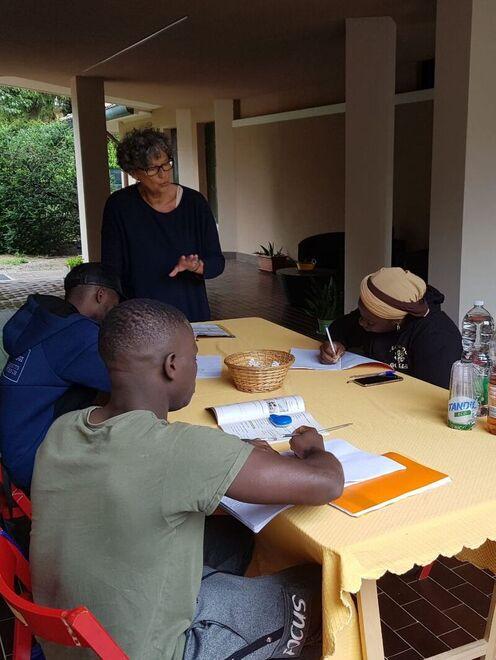 Le docenti in pensione che in giardino insegnano l’italiano ai ragazzi stranieri 