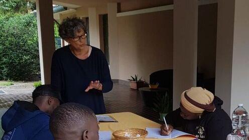 Le docenti in pensione che in giardino insegnano l’italiano ai ragazzi stranieri