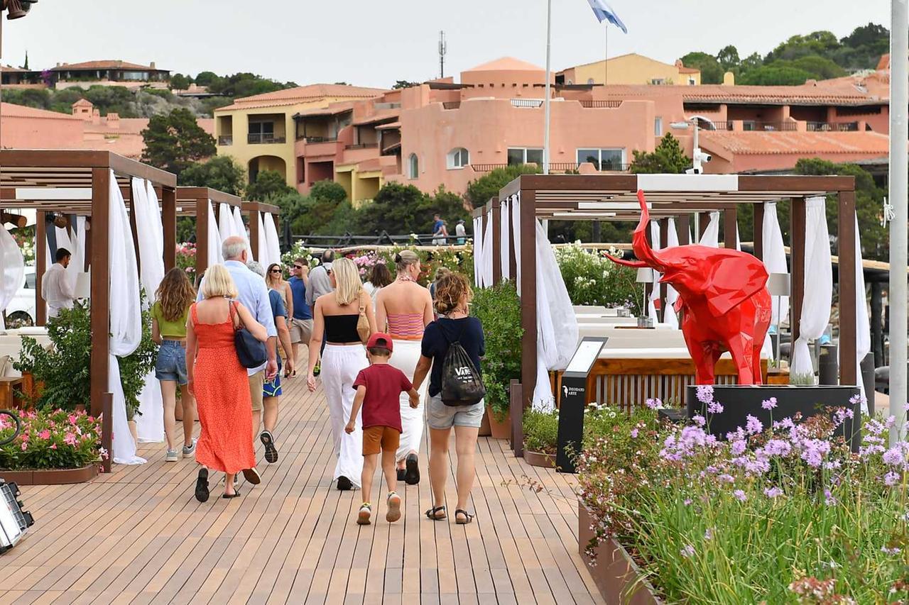 Il Waterfront tra arte e aperitivi: a Porto Cervo torna il lussuoso salotto sul mare