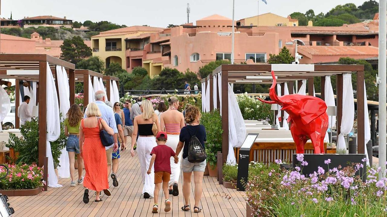 Il Waterfront tra arte e aperitivi: a Porto Cervo torna il lussuoso salotto sul mare