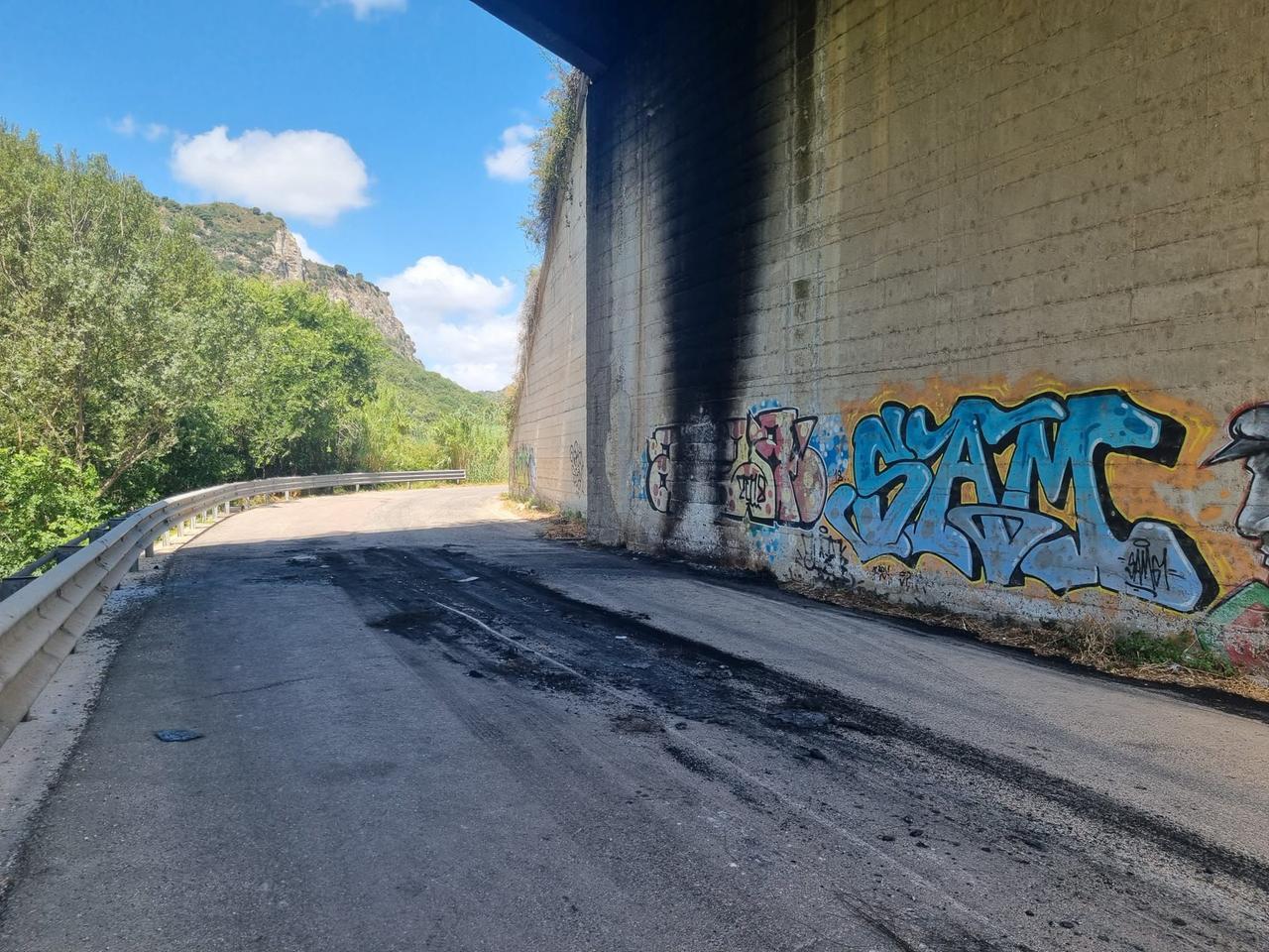 
	Il punto in cui &egrave; stato dato alle fiamme il furgone usato per la rapina (foto Mauro Chessa)

