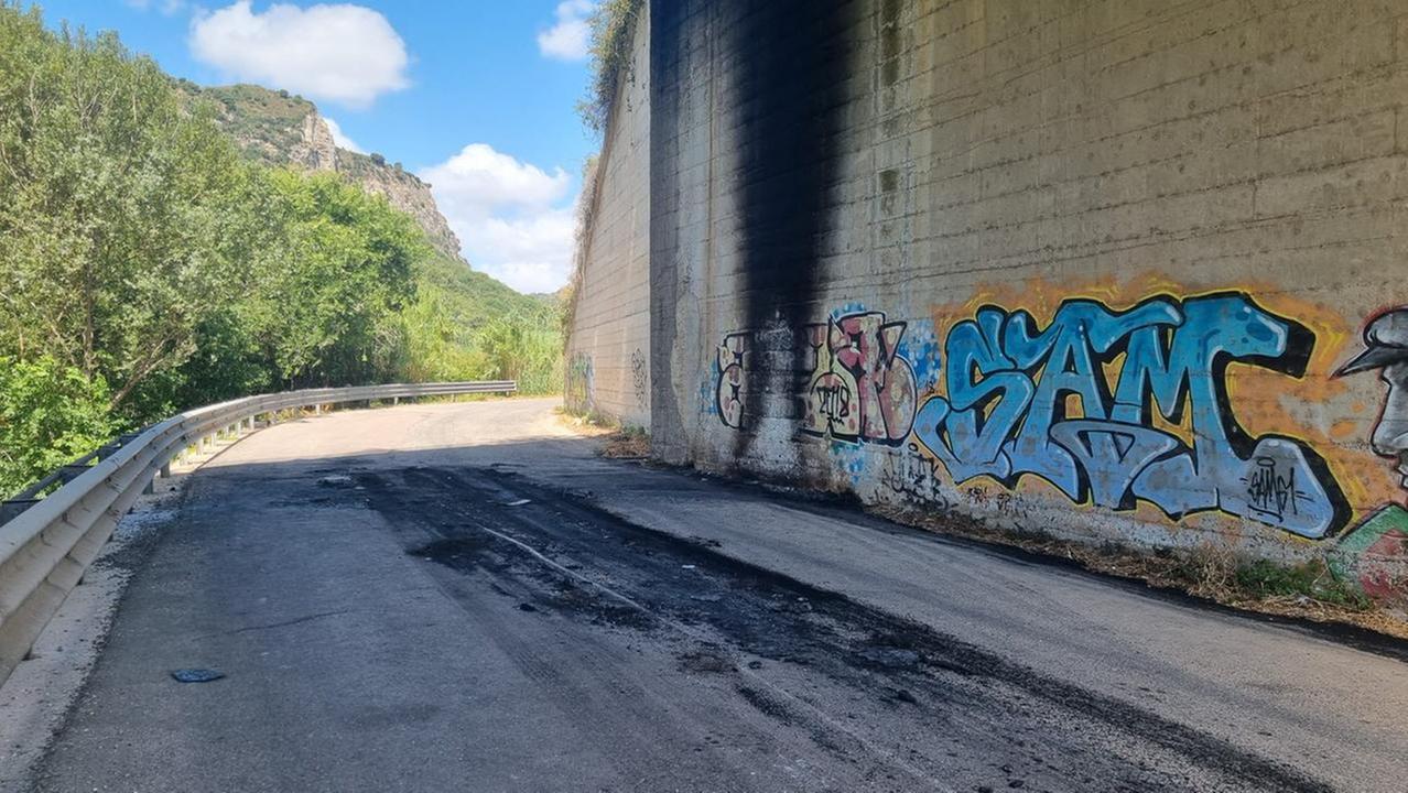 Il punto in cui è stato dato alle fiamme il furgone usato per la rapina (foto Mauro Chessa)