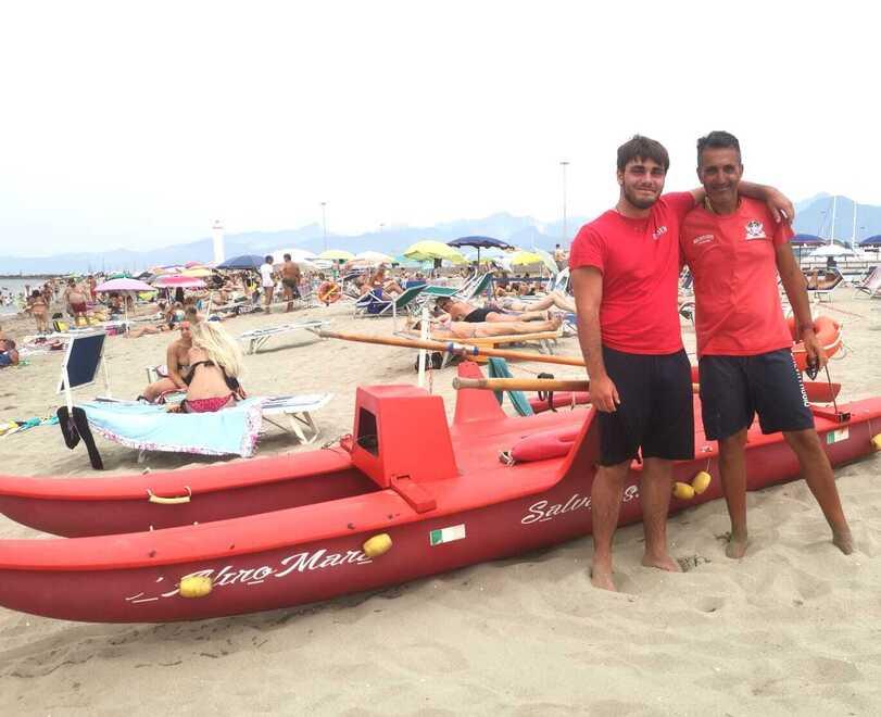 
	Da destra: Domenico Casella e Ruben Del Carlo, bagnini della spiaggia attrezzata &ldquo;L&rsquo;Altro Mare&rdquo;

