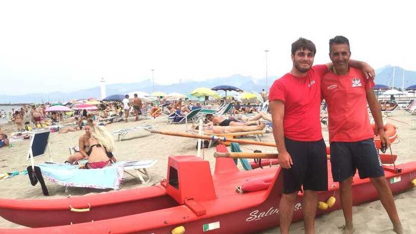 Da destra: Domenico Casella e Ruben Del Carlo, bagnini della spiaggia attrezzata “L’Altro Mare”