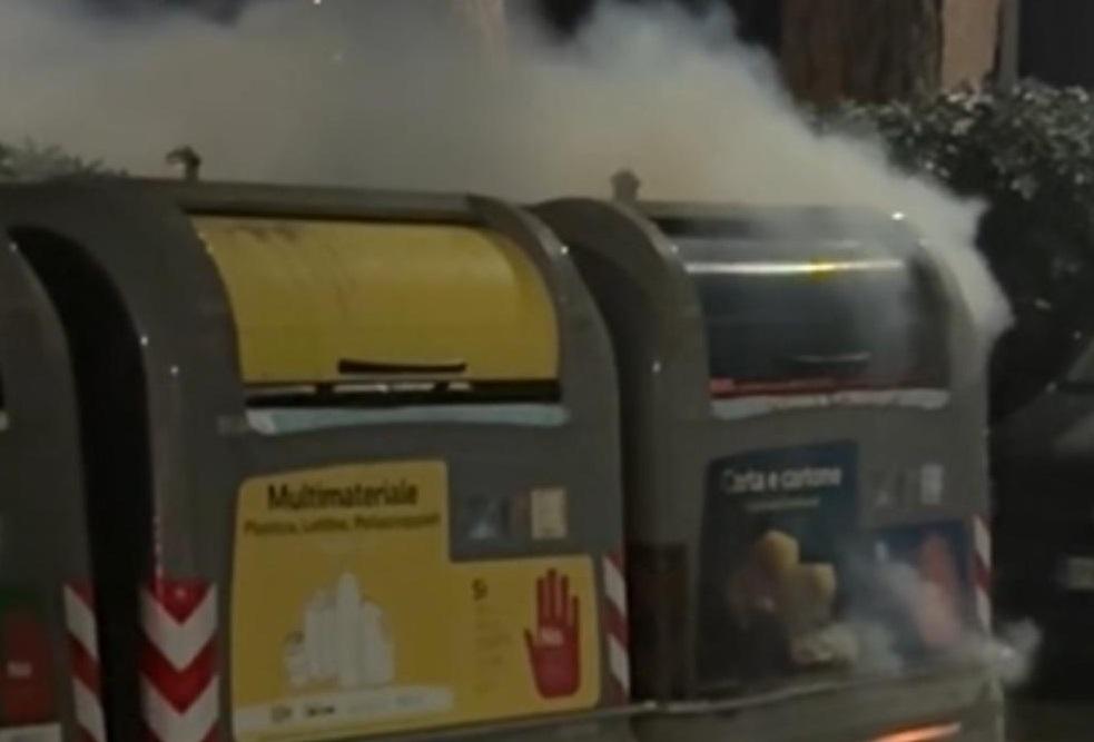 
	Alcuni dei cassonetti bruciati

