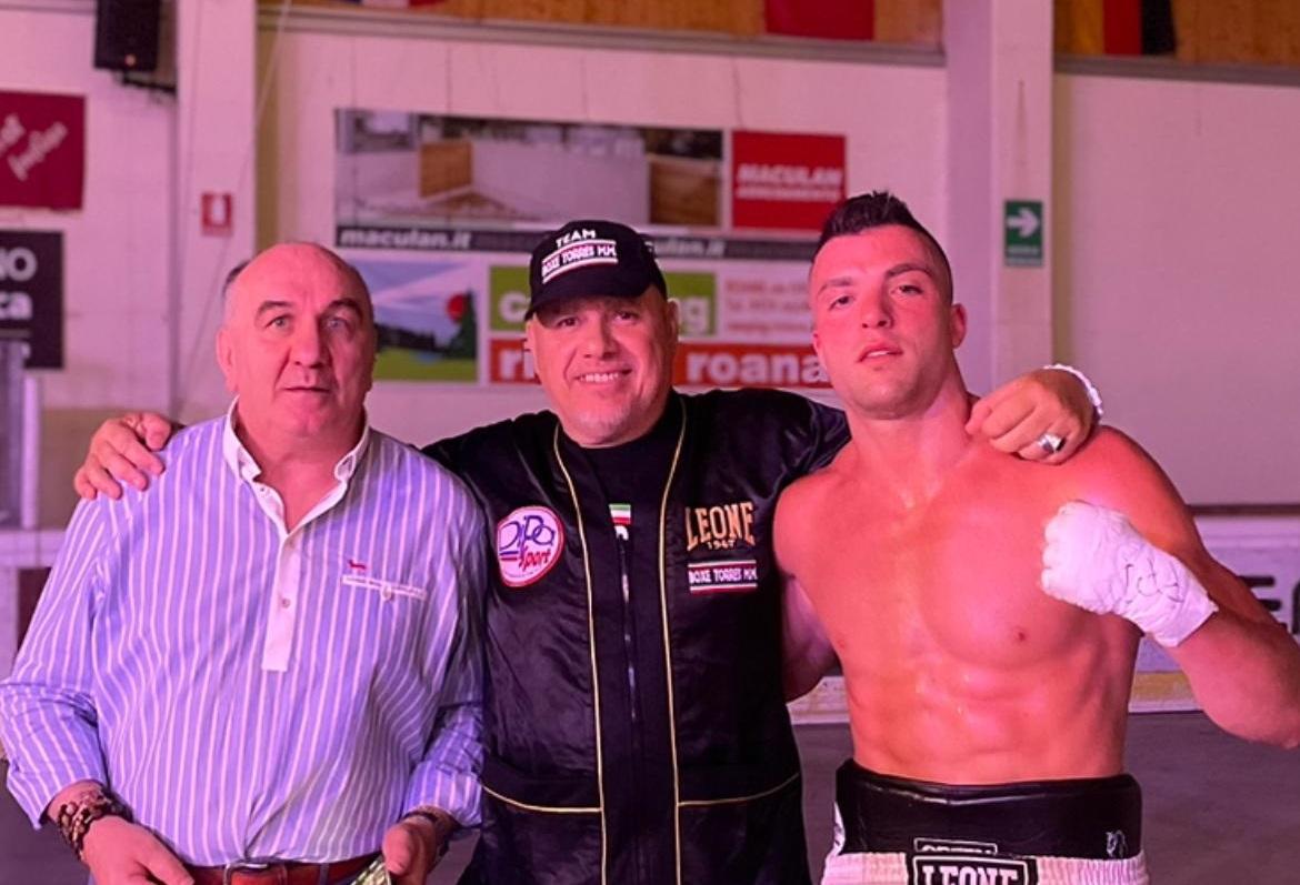 Boxe, il sassarese Andrea Aroni vince per ko contro Luongo e punta al titolo italiano