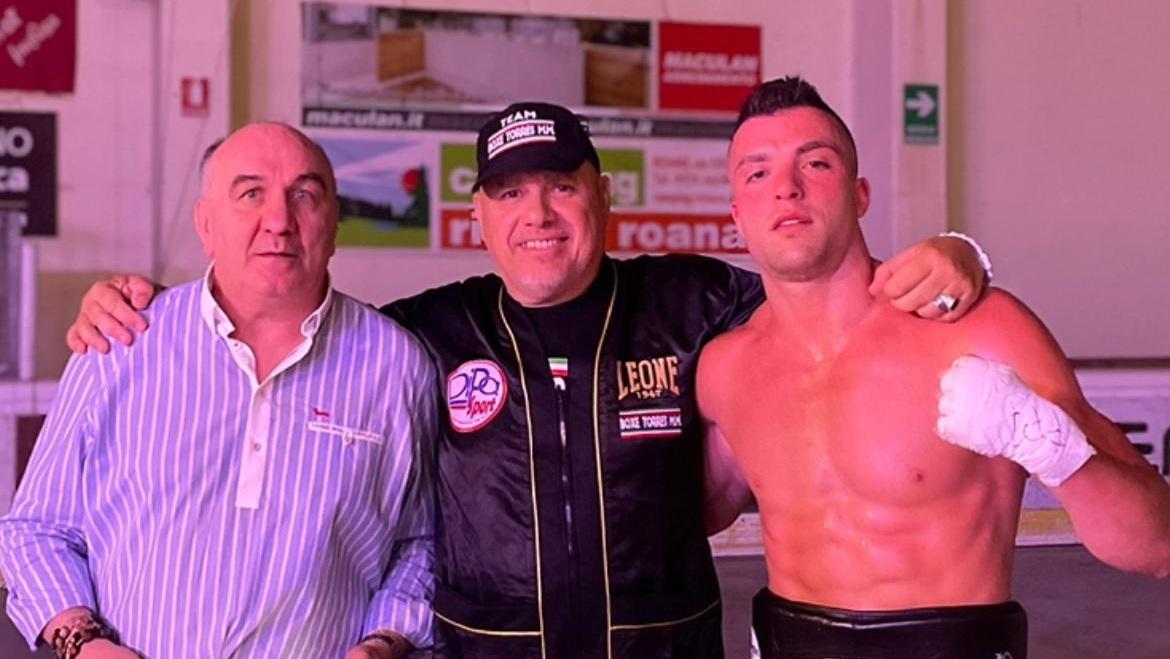 Boxe, il sassarese Andrea Aroni vince per ko contro Luongo e punta al titolo italiano