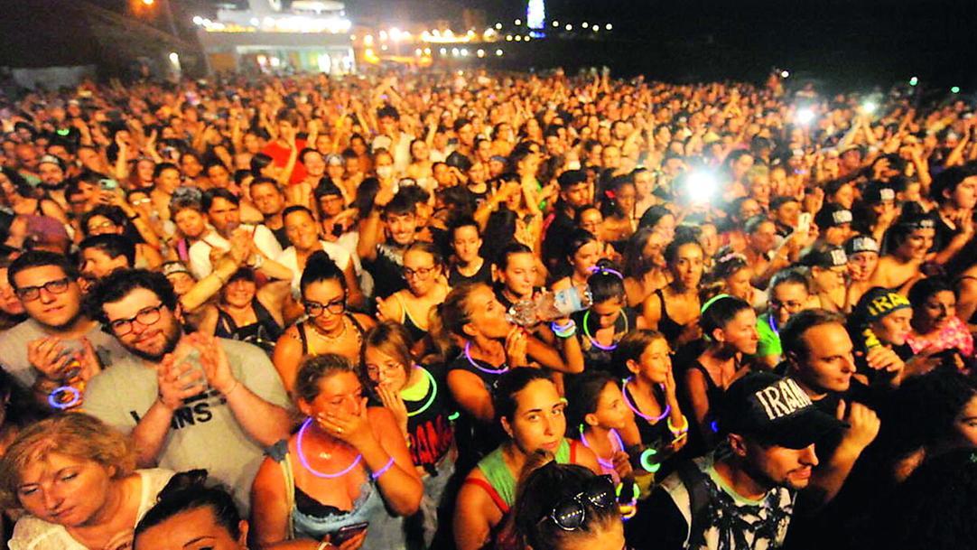 Il pubblico al piazzale d'alaggio nel 2022 in occasione del concerto di Irama durante 20Eventi (foto Paolo Barlettani)
