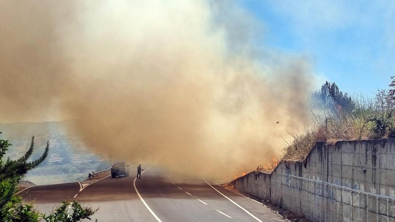 L'incendio alle porte di Nuoro <em>(foto Massimo Locci)</em>