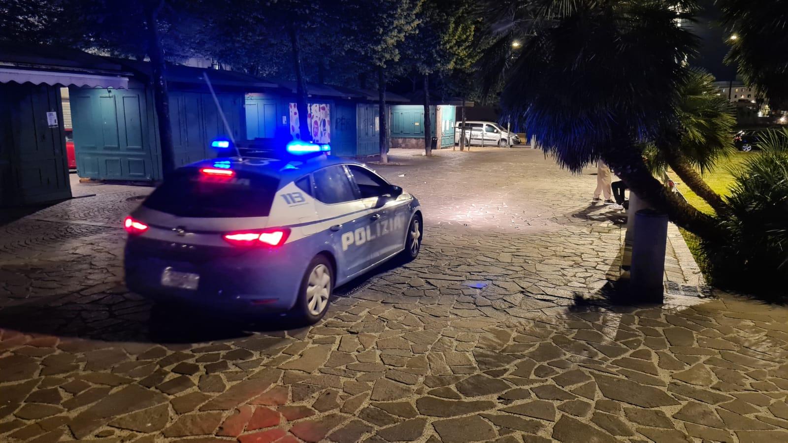 Una volante della polizia in piazza Garibaldi (foto d'archivio)