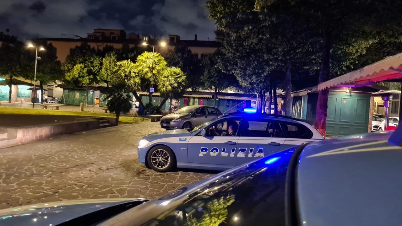 Una volante della polizia di Stato nella zone di piazza della Repubblica e piazza Garibaldi (foto d'archivio)