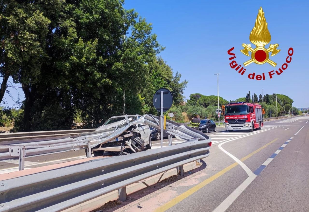 Sassari, perde il controllo del mezzo e si schianta contro lo spartitraffico