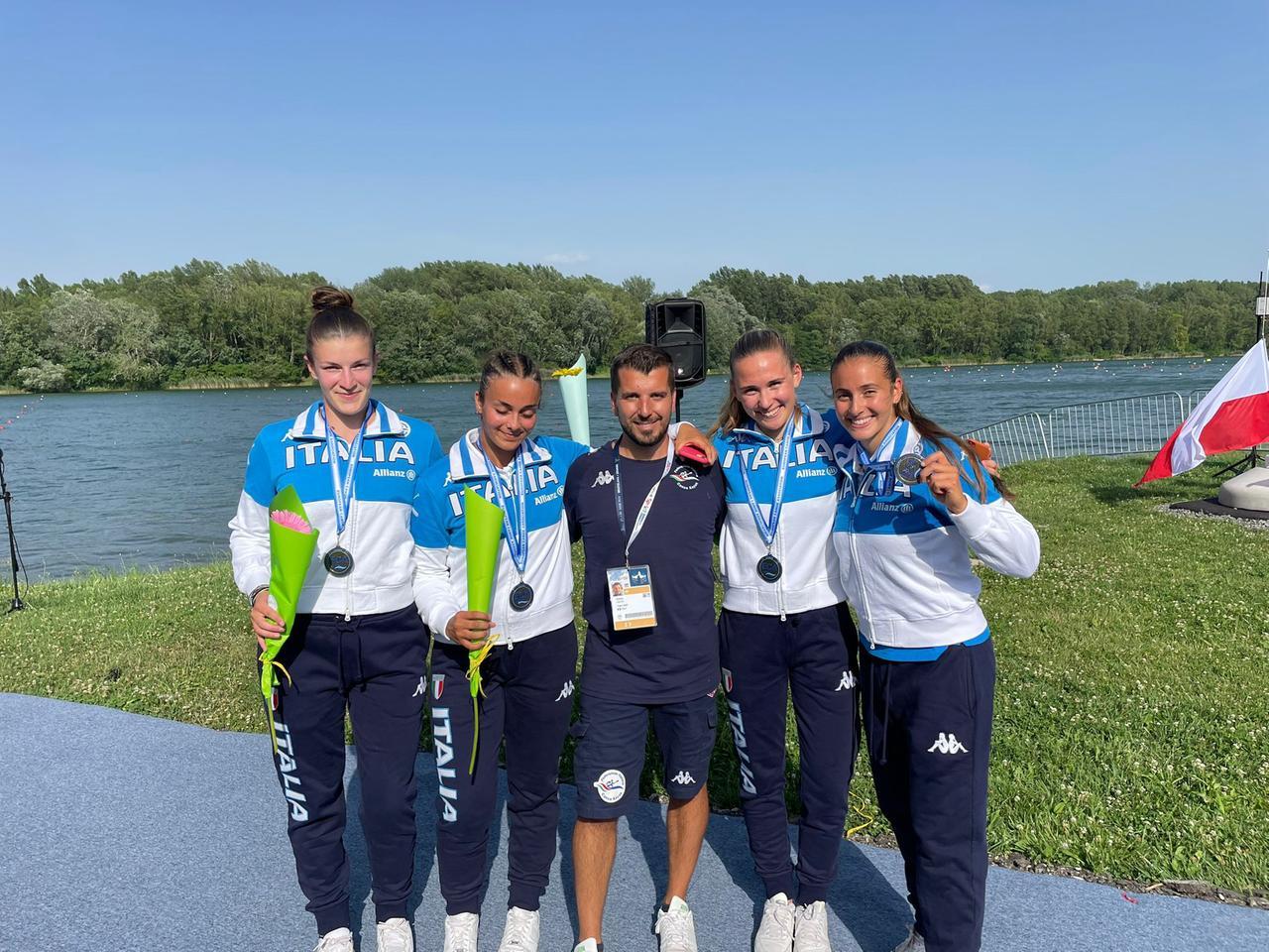 
	Elena Murtas, la seconda da sinistra, assieme alle compagne e al tecnico Andrea Lilliu

