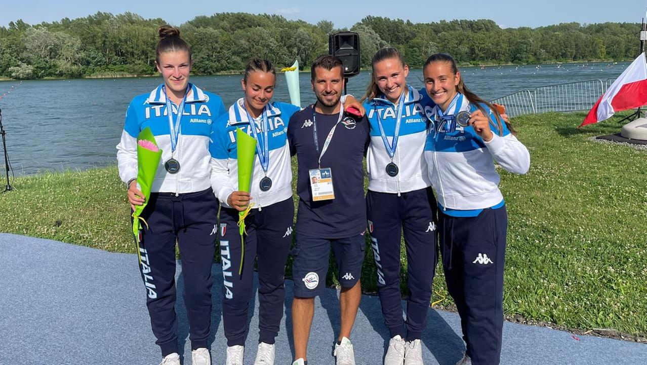 Elena Murtas, la seconda da sinistra, assieme alle compagne e al tecnico Andrea Lilliu