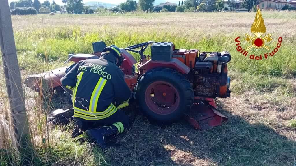 Lammari, resta con una gamba incastrata sotto un trattore