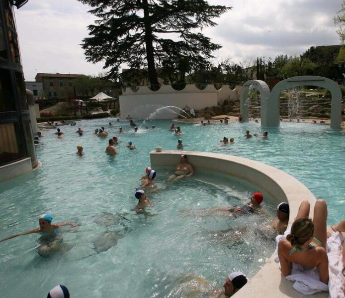 Terme, Toscana dai due volti: le strutture che volano e quelle che soffrono. L’esempio (virtuoso) del modello emiliano