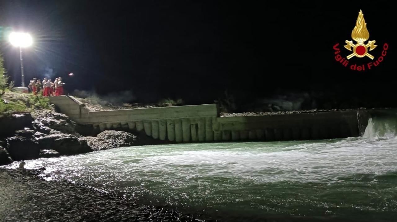 Le ricerche dei vigili del fuoco: Danilo inghiottito dal fiume Enza.