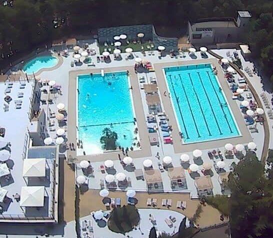 San Miniato, va in arresto cardiaco mentre fa il bagno alle Piscine: salvato dai bagnini e da due clienti infermieri