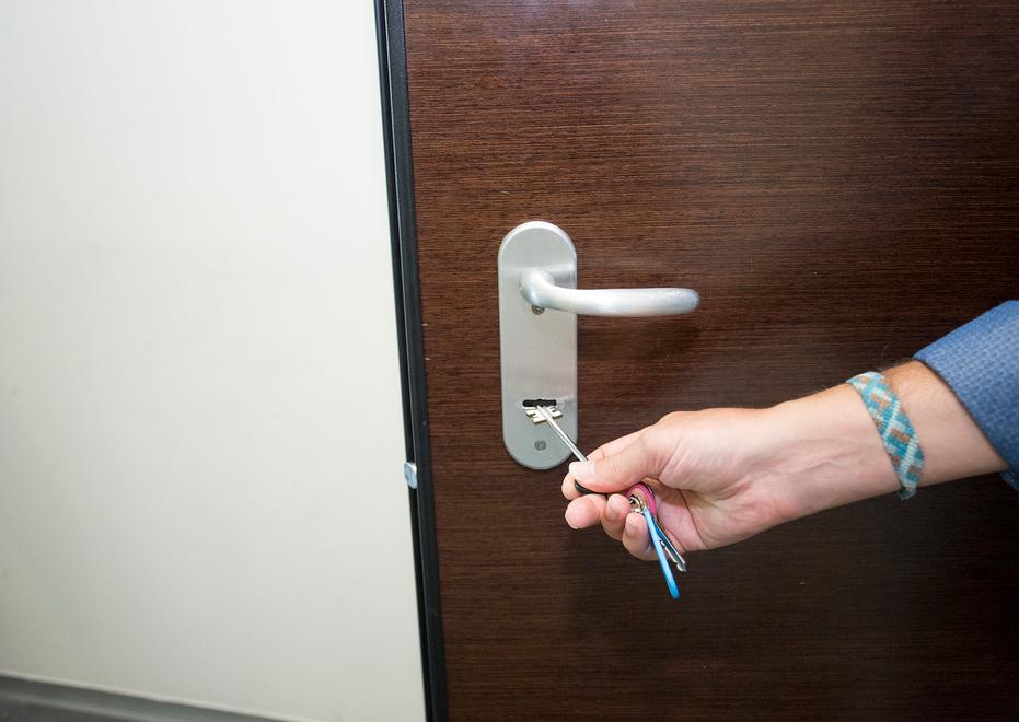 L’ingresso di una porta blindata con la serratura a doppia mappa (foto Agenzia Alpha)