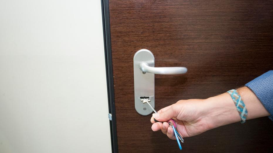 L’ingresso di una porta blindata con la serratura a doppia mappa (foto Agenzia Alpha)