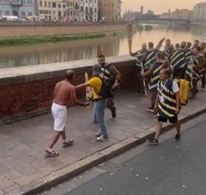 Un momento della rissa avvenuta in lungarno Pacinotti