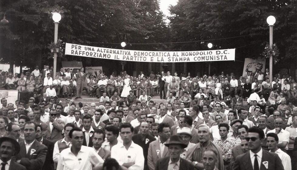 La folla a un comizio durante la festa dell’Unità di Pistoia nel 1959