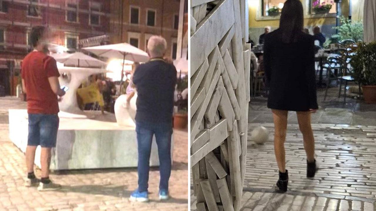 Un bambino a cavalcioni su una delle installazioni di piazza Alberica sotto agli occhi dei familiari e due giovani impegnati in una partitella di calcio in piazza Alberica