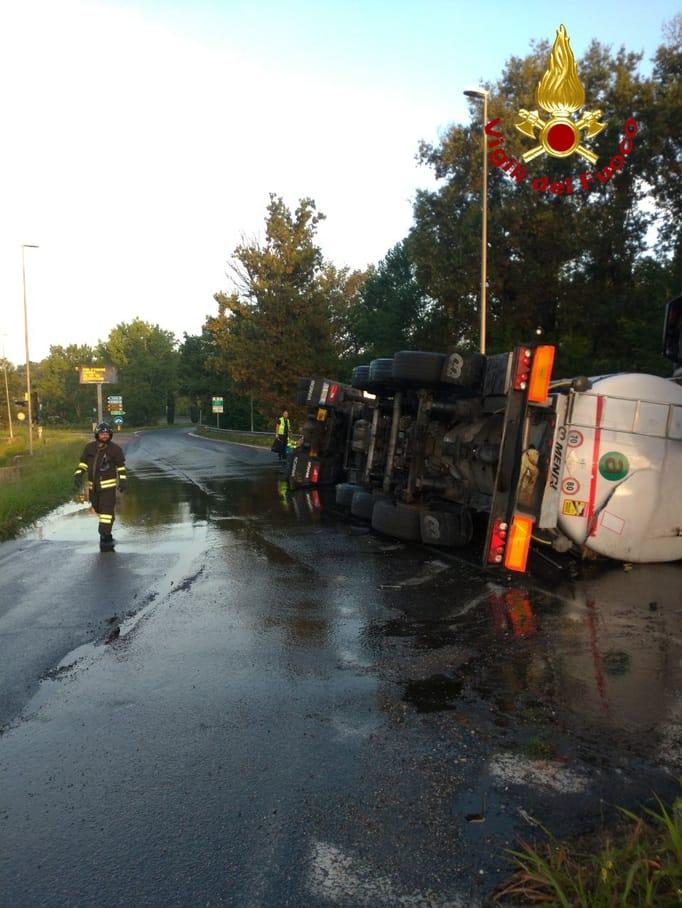 Capannori, cisterna carica di olio si ribalta all’uscita del casello autostradale
