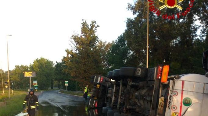 Capannori, cisterna carica di olio si ribalta all’uscita del casello autostradale