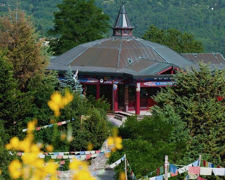 Il tempio della grande contemplazione ideato proprio dallo stesso Chögyal Namkhai Norbu (foto dal sito di Merigar)