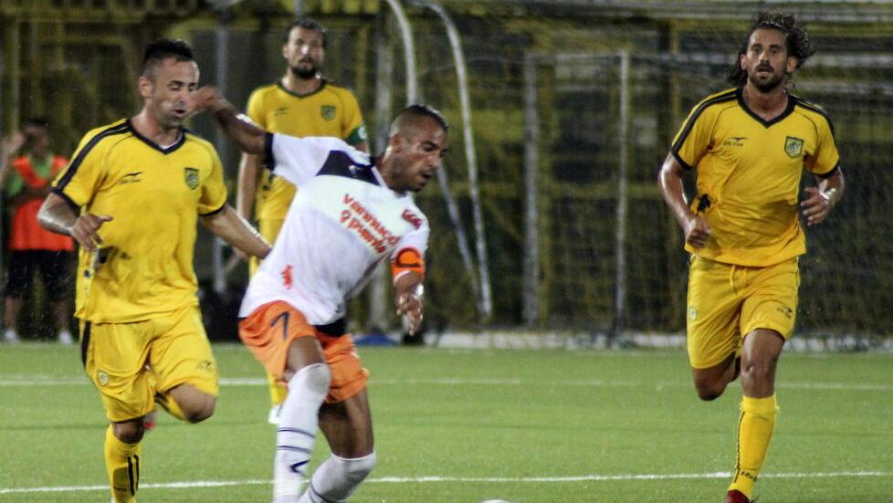Il centrocampista Zaccaria Hamlili in maglia Pistoiese, quando era proprio Indiani il suo allenatore