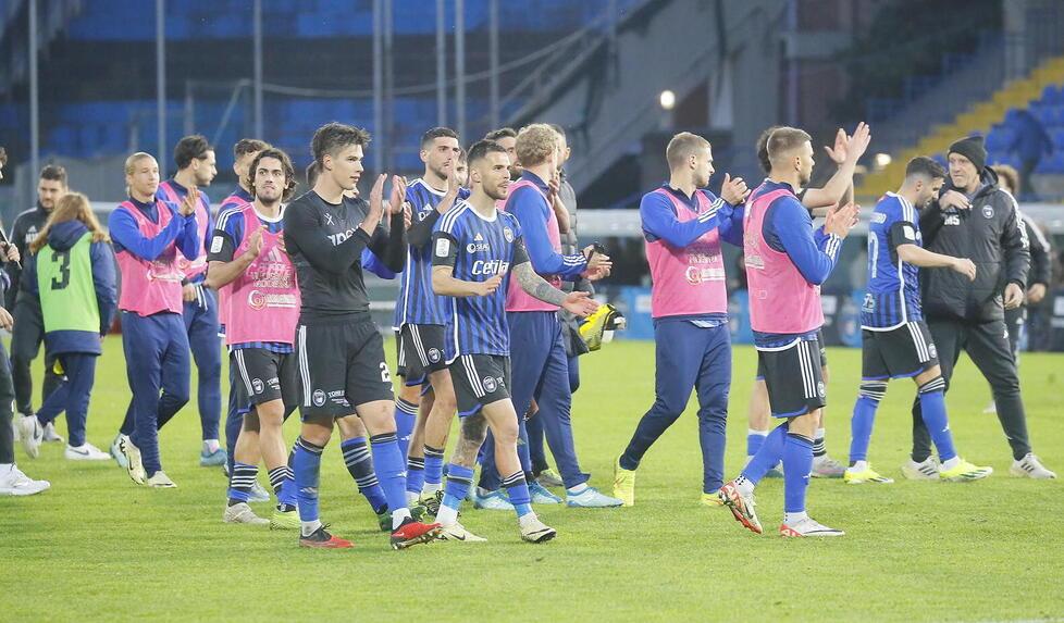 I nerazzurri dopo una delle vittorie conquistate all’Arena nello scorso campionato di Serie B (foto Muzzi)