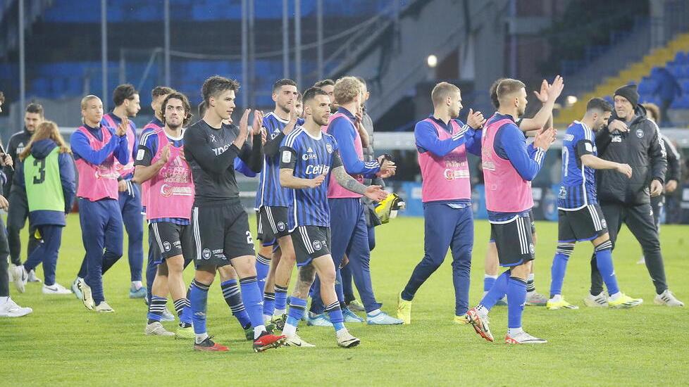 I nerazzurri dopo una delle vittorie conquistate all’Arena nello scorso campionato di Serie B (foto Muzzi)