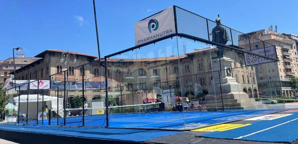 Il campo da padel allestito nel cuore della piazza
