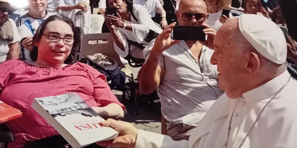 Reggio Emilia, Rita Coruzzi consegna il suo libro nelle mani di papa Francesco