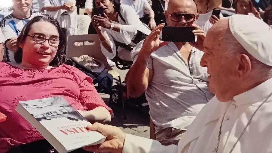 Reggio Emilia, Rita Coruzzi consegna il suo libro nelle mani di papa Francesco