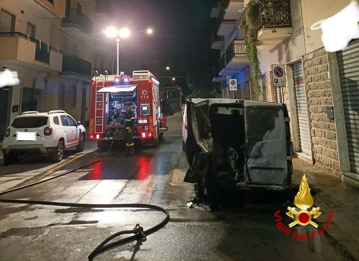 Alghero, furgone incendiato poco prima dell’alba: indagano i carabinieri