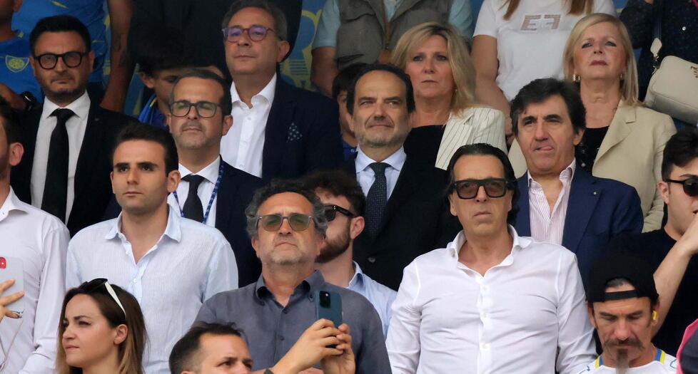 Il presidente della Carrarese Fabio Oppicelli (con camicia bianca e occhiali scuri) durante la finale dei playoff Dietro di lui Urbano Cairo