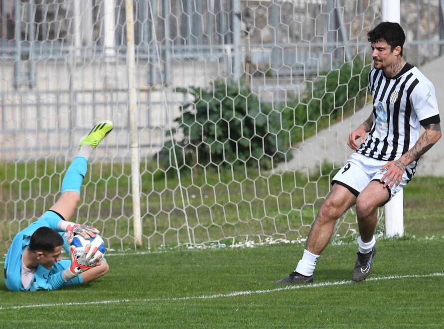 Il bomber bianconero Michael Buffa mentre impegna il portiere avversario in una sfida della passata stagione