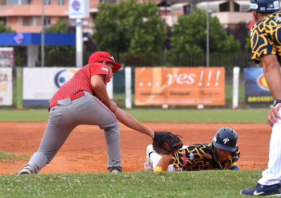 Il terza base Niccolò Funzione mentre elimina un corridore del Parma (foto Noemy Lettieri)