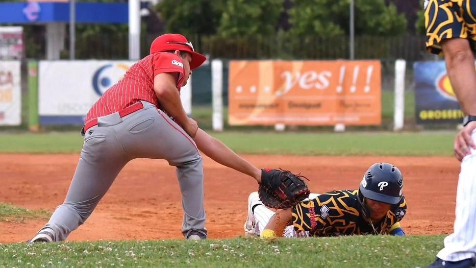 Il terza base Niccolò Funzione mentre elimina un corridore del Parma (foto Noemy Lettieri)