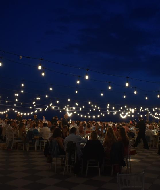 Terrazza Mascagni vestita a festa, in 440 per la cena di Confcommercio: «Così promuoviamo Livorno»