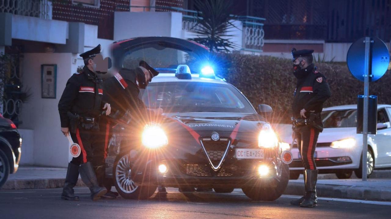 Cagliari, litigano in un locale e una delle due donne tira fuori un coltello da 20 centimetri: fermata dal personale e denunciata