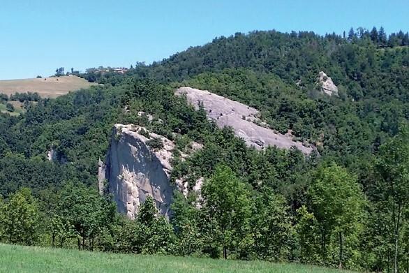 Montecorone e il monte della Riva: l'itinerario alla scoperta di piccoli borghi medievali