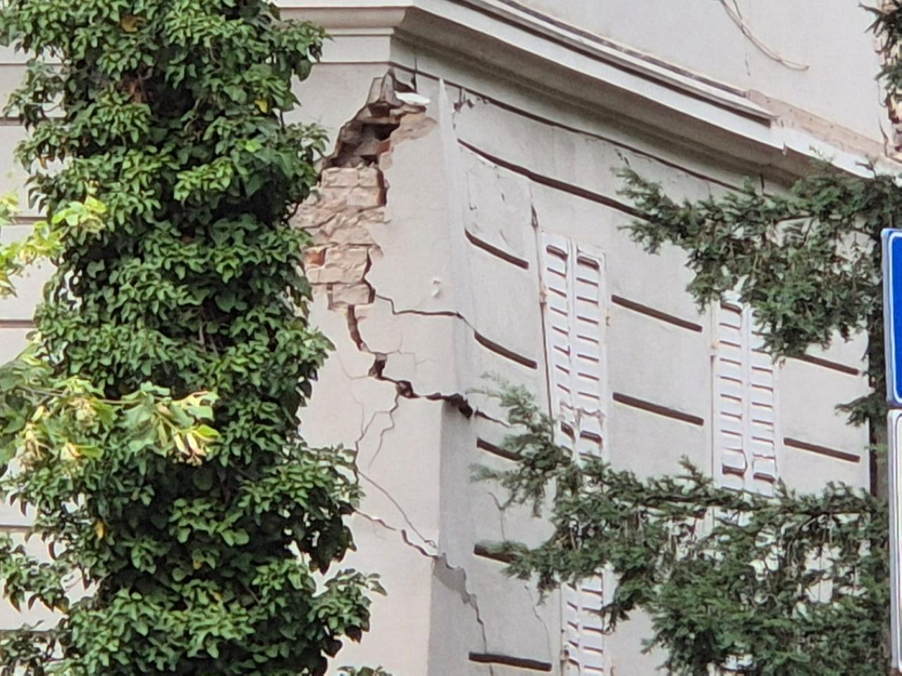 Palazzo a rischio crollo, chiusa via de’ Fogliani a Modena: alcuni residenti dei palazzi vicini potrebbero essere evacuati e la casa pericolante abbattuta