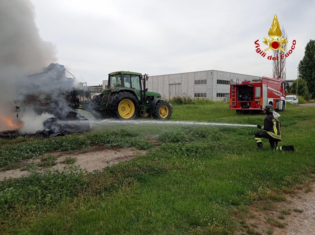 Soliera, l’imballatrice del fieno va a fuoco: arrivano i vigili del fuoco