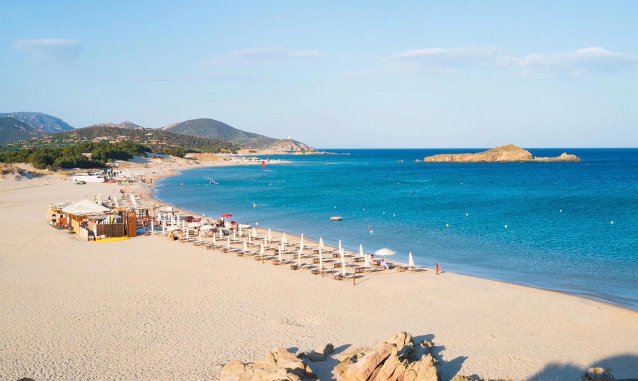 Muore davanti a moglie e figli nel mare di Chia, aveva 43 anni