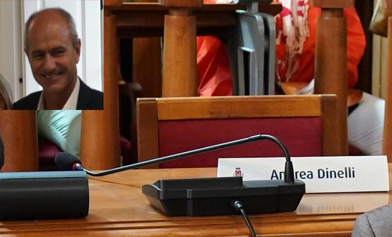
	Lo scranno vuoto in consiglio e, in alto a sinistra, il consigliere comunale Andrea Dinelli

